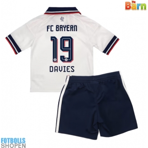 Billiga Bayern Munich Alphonso Davies #19 Bortatröja Barn 2026-27 Kortärmad (+ Korta byxor)